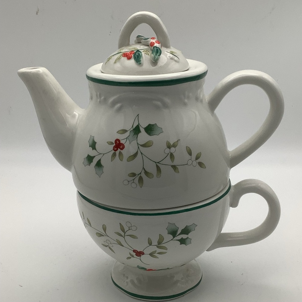 Pfaltzgraff Winterberry Teapot and Cup for One with Holly Accents